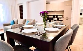 Coresi Topcity 2Camere Apartment